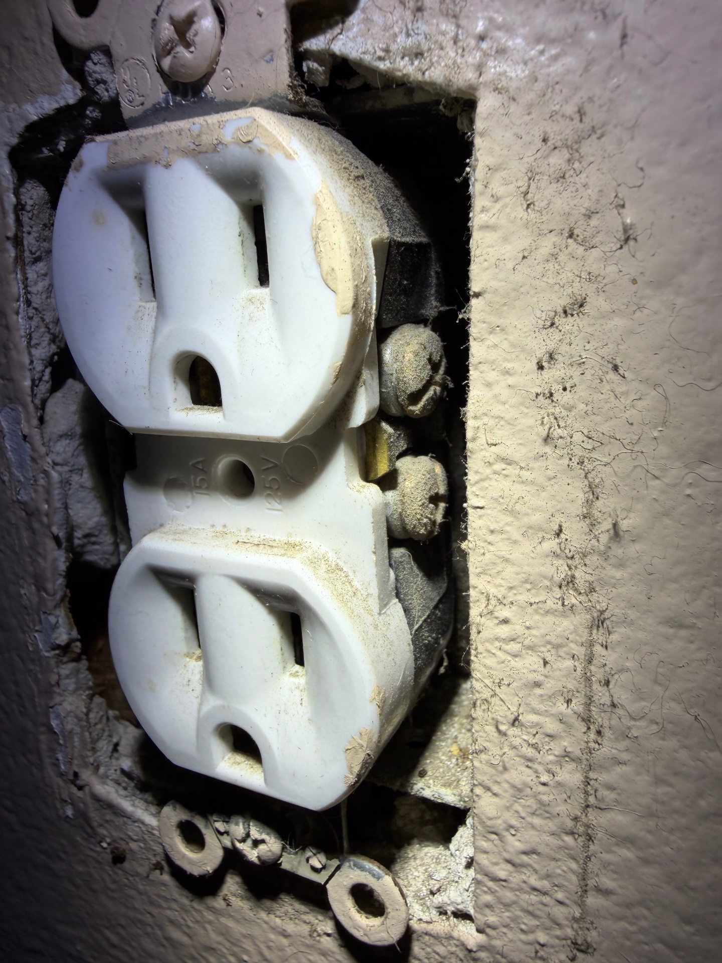 Old receptacle wired with single-strand aluminum branch wiring